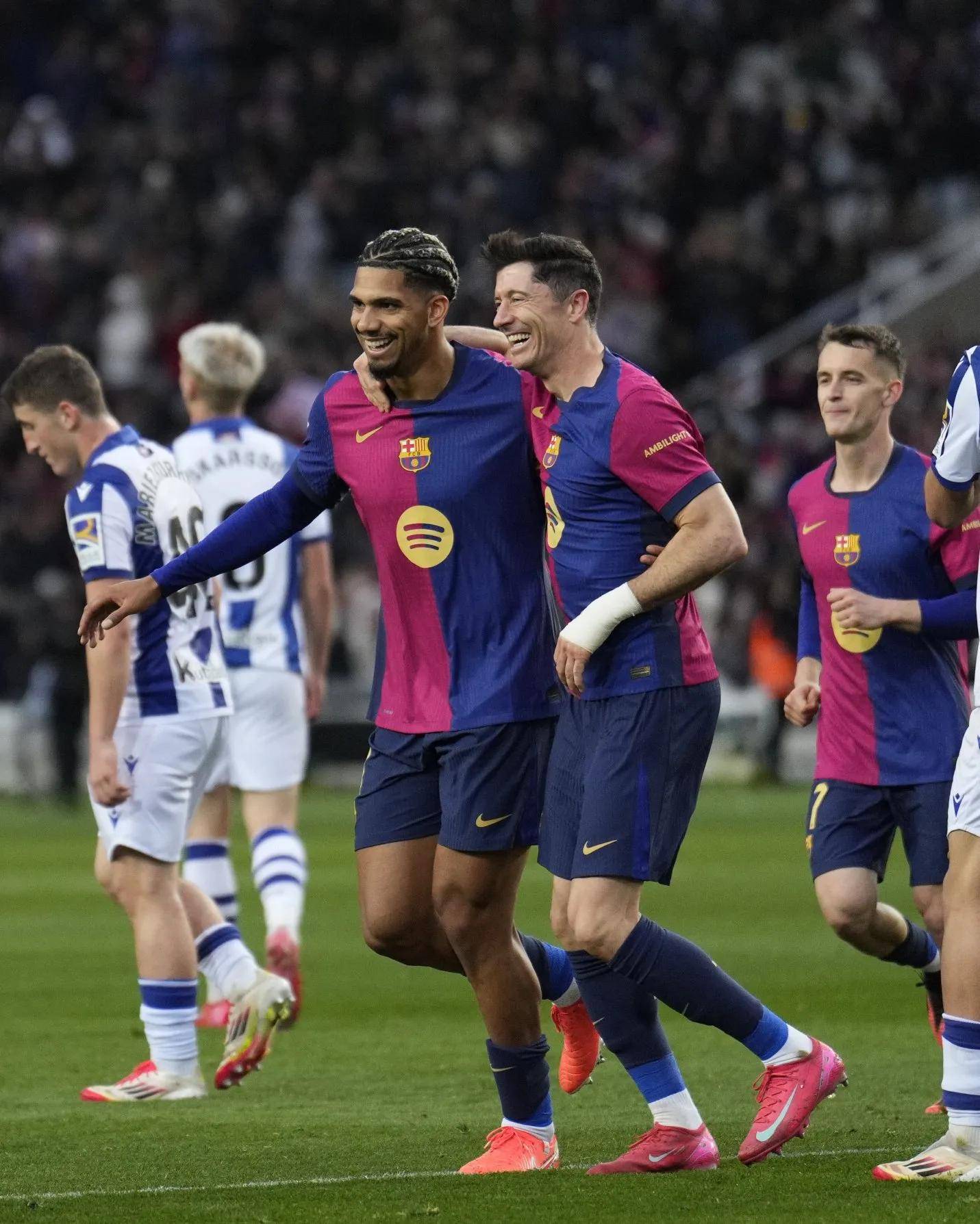 英超球队曼联客场挫败巴塞罗那